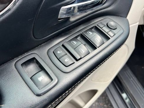 Used 2016 Chrysler Town & Country Touring FWD image 24