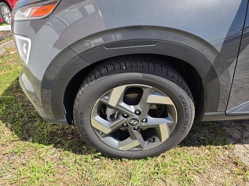 Used 2024 Hyundai Venue SEL FWD image 3