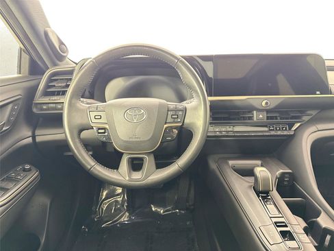 Used 2023 Toyota Crown Limited image 32