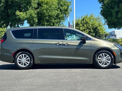 New 2027 Chrysler Pacifica Select FWD image 3