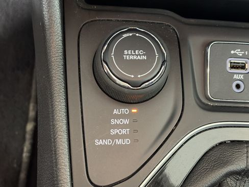 Used 2023 Jeep Cherokee Altitude Lux AWD/4WD image 25