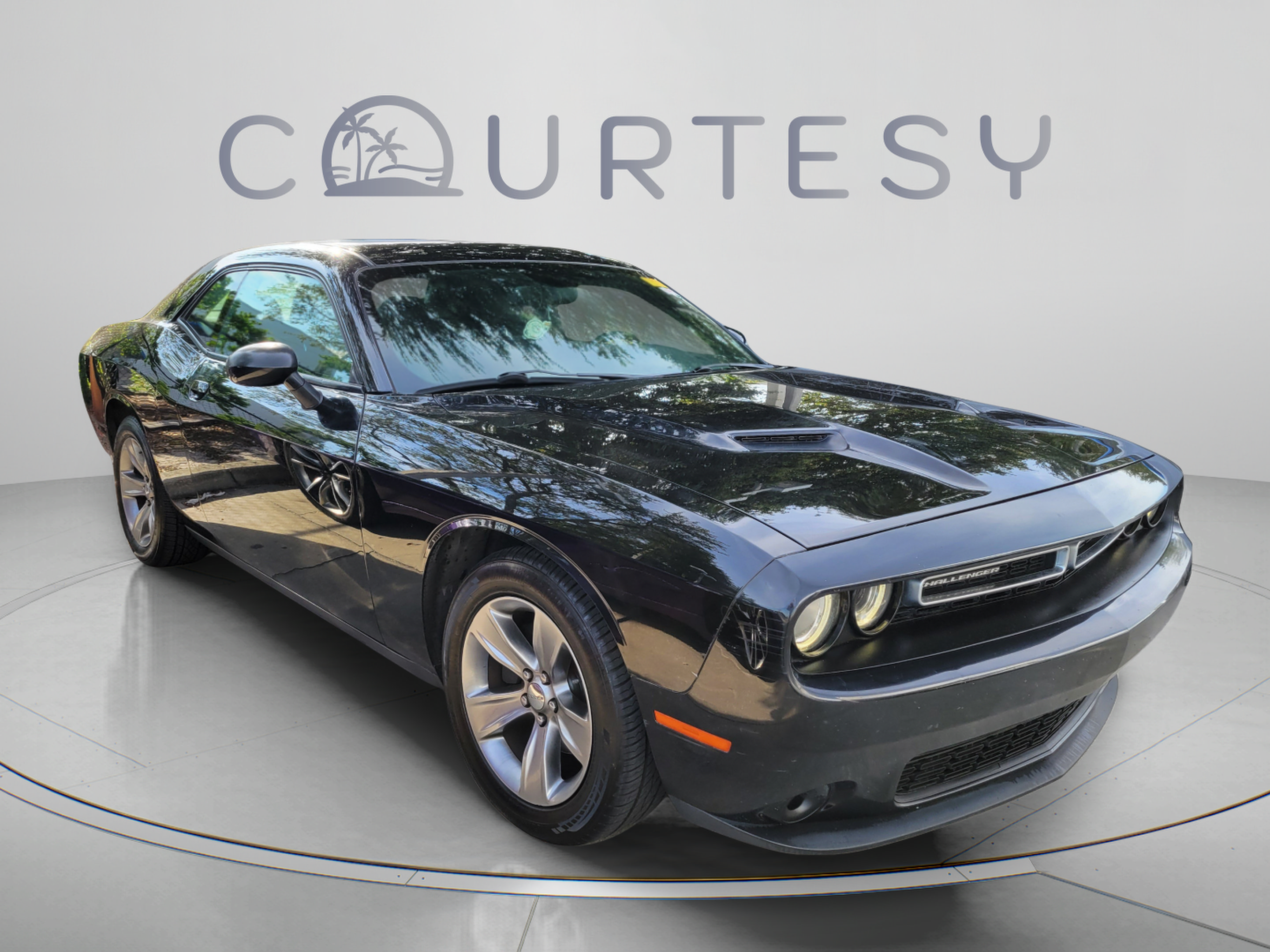 Used 2016 Dodge Challenger SXT RWD image 4
