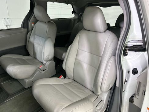 Used 2017 Toyota Sienna XLE image 25