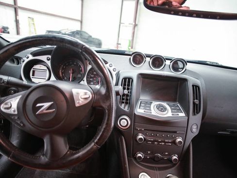 Used 2011 Nissan 370Z Touring w/ Sport Pkg RWD image 17