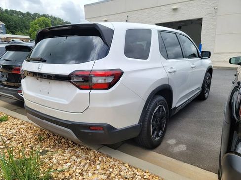 Used 2025 Honda Pilot EX-L image 9