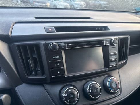 Used 2018 Toyota RAV4 LE FWD image 24