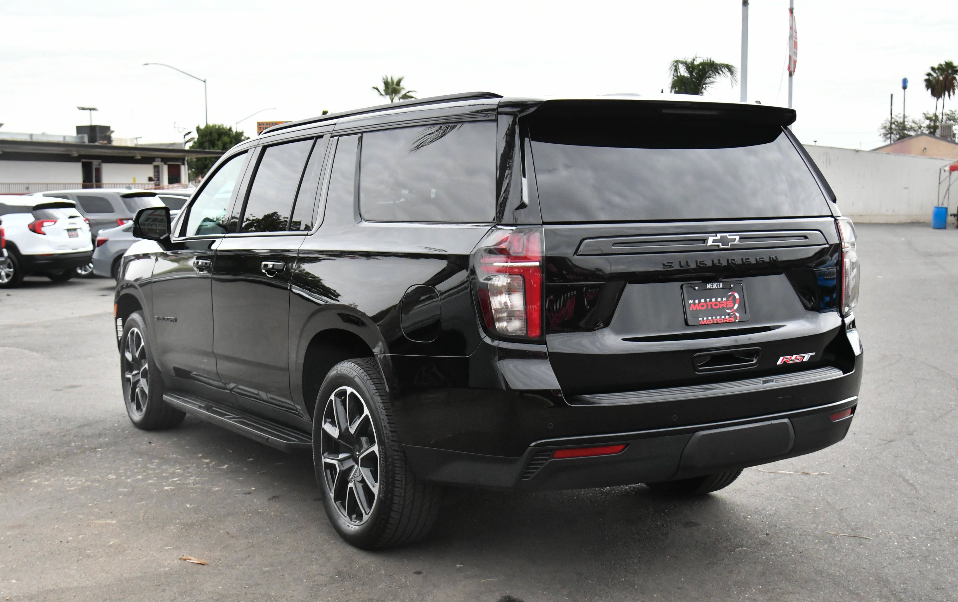 Used 2023 Chevrolet Suburban RST w/ Luxury Package AWD/4WD image 6