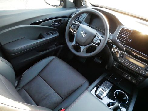 Certified 2026 Honda Ridgeline Black Edition image 9