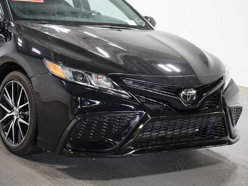 Used 2023 Toyota Camry SE FWD image 4