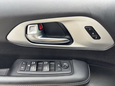 Used 2025 Chrysler Pacifica Limited FWD image 22