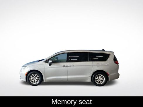 Used 2023 Chrysler Pacifica Touring-L FWD image 16
