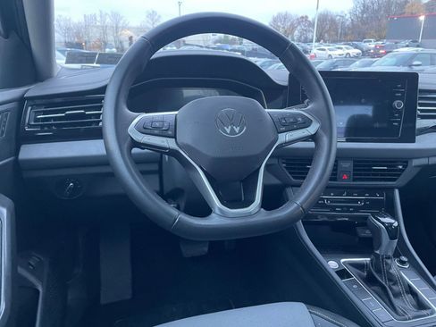 Used 2025 Volkswagen Jetta SE image 34