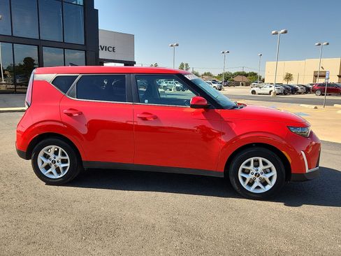 Used 2024 Kia Soul LX w/ Option Group 015 FWD image 8