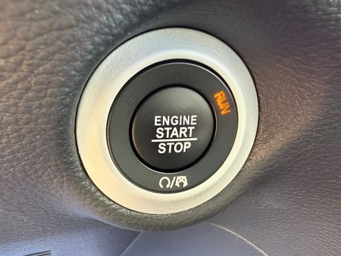 Used 2025 Chrysler Pacifica Limited FWD image 23