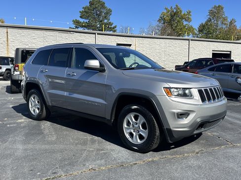 Used 2016 Jeep Grand Cherokee Laredo image 2
