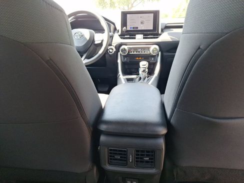 Used 2025 Toyota RAV4 XLE FWD image 31
