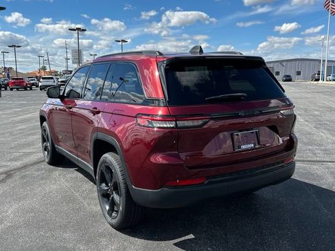 Used 2022 Jeep Grand Cherokee Altitude AWD/4WD image 11