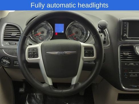 Used 2016 Chrysler Town & Country Touring-L FWD image 19