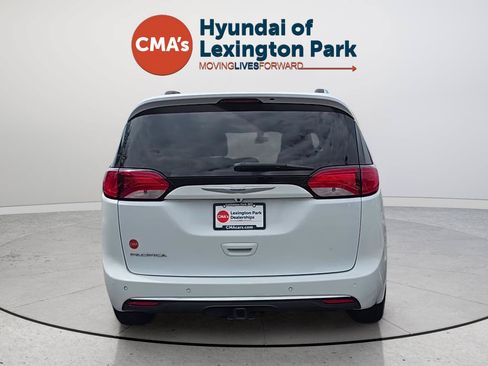 Used 2018 Chrysler Pacifica Touring-L w/ Advanced Safetytec Group FWD image 4