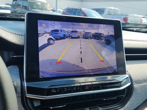 Used 2023 Jeep Compass Latitude image 9