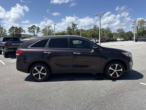 Used 2017 Kia Sorento EX w/ EX Premium Package FWD image 2