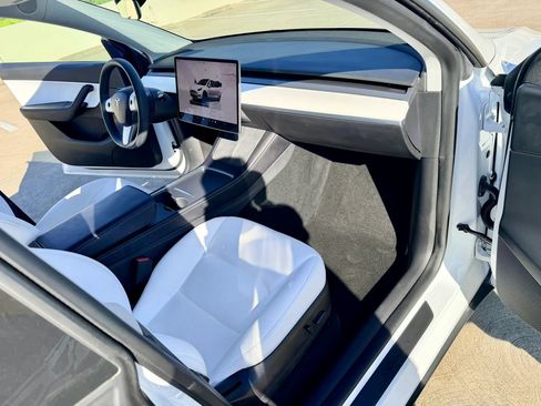 Used 2022 Tesla Model Y Long Range AWD/4WD image 15