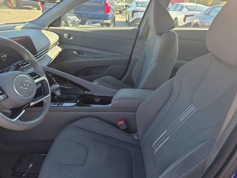 Used 2023 Hyundai Elantra SEL w/ Convenience Package FWD image 9