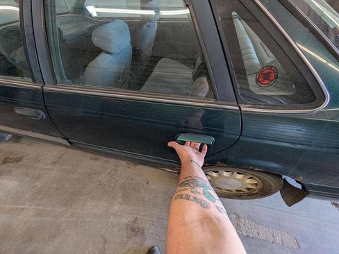Used 1995 Ford Taurus Sedan FWD image 23
