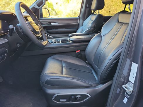 Used 2024 Jeep Wagoneer L Series II image 14