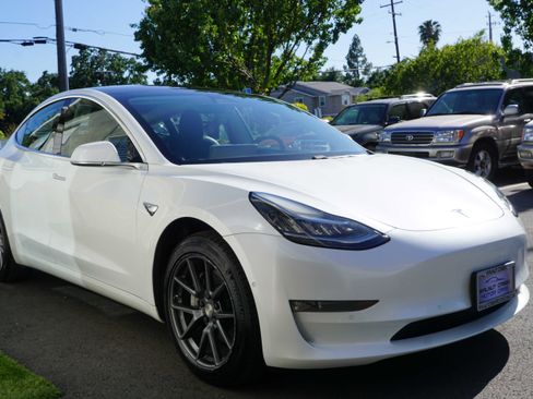 Used 2018 Tesla Model 3 Long Range RWD image 9