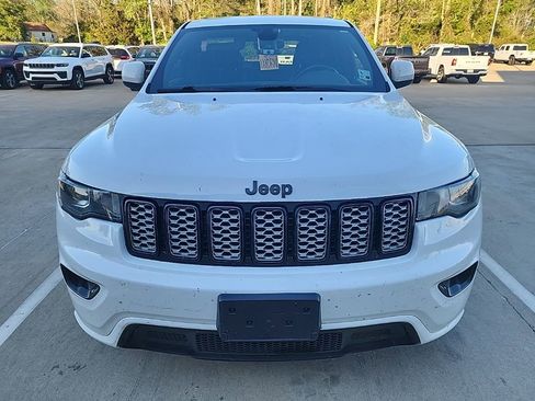 Used 2017 Jeep Grand Cherokee Altitude image 2