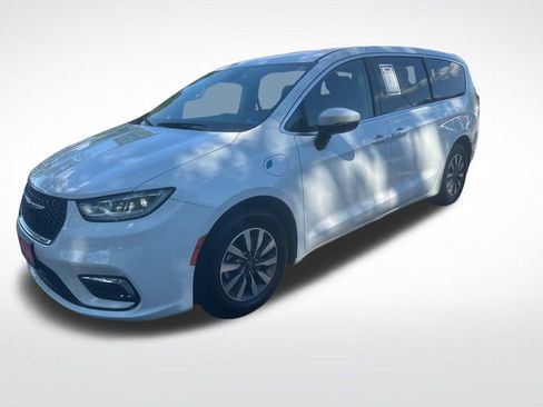 Used 2023 Chrysler Pacifica Touring-L FWD image 3