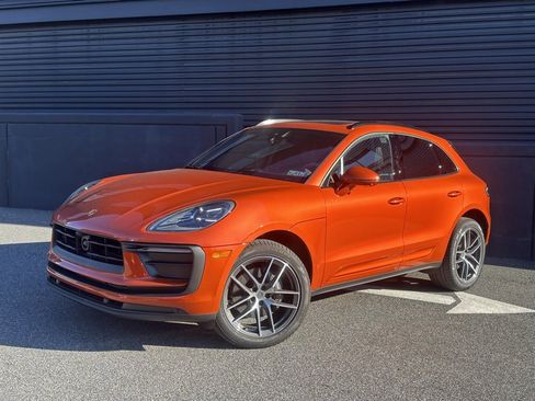 Certified 2025 Porsche Macan image 6