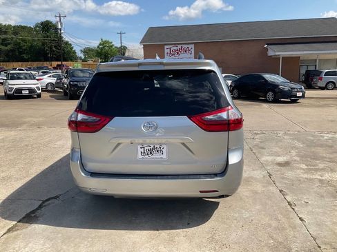 Used 2020 Toyota Sienna XLE FWD image 4