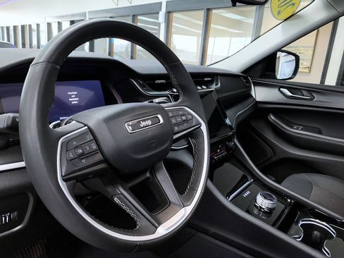 Used 2023 Jeep Grand Cherokee Laredo w/ Luxury Tech Group I AWD/4WD image 9