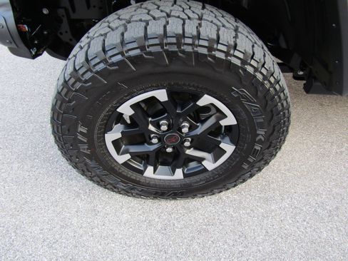 Used 2025 Jeep Gladiator Rubicon w/ Convenience Group AWD/4WD image 9