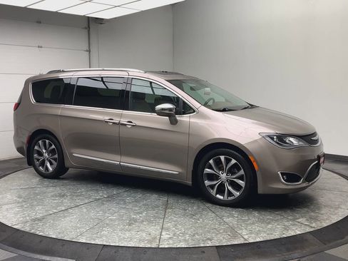 Used 2018 Chrysler Pacifica Limited w/ Tire & Wheel Group FWD image 41
