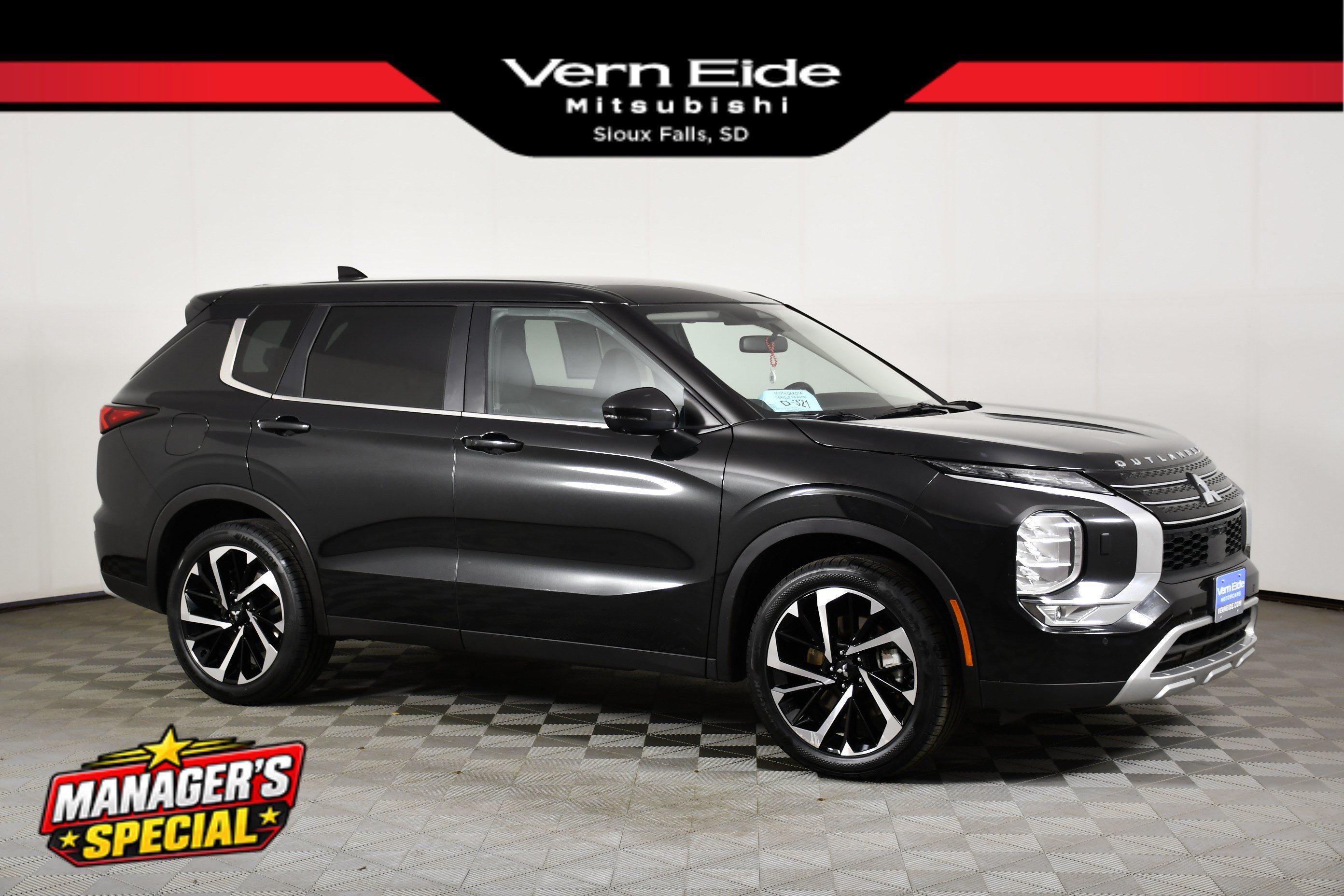 Used 2023 Mitsubishi Outlander SE AWD/4WD image 1