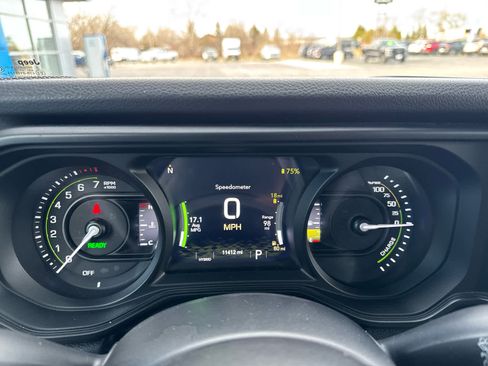 Used 2025 Jeep Wrangler Willys AWD/4WD image 21