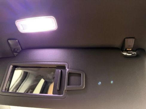 Used 2025 Porsche Macan image 37