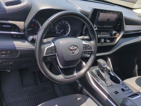 Used 2023 Toyota Highlander LE FWD image 10