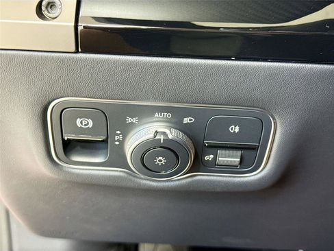 Used 2025 Aston Martin V8 Vantage Coupe image 23