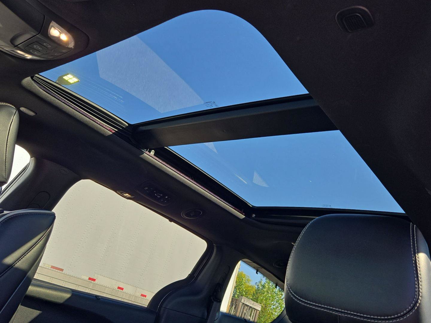 Used 2020 Chrysler Pacifica Limited w/ Advanced Safetytec Group FWD image 17