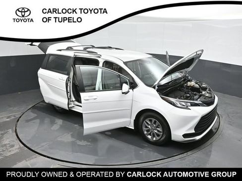 Used 2022 Toyota Sienna LE image 48