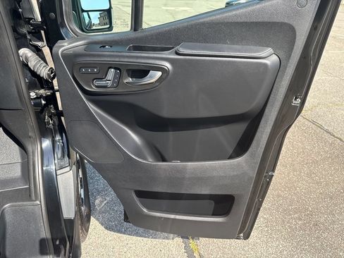 Used 2021 Mercedes-Benz Sprinter 2500 w/ Windows All Around Package image 20