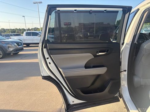 Used 2020 Toyota Highlander XLE AWD/4WD image 37