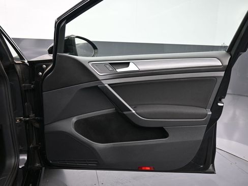 Used 2018 Volkswagen Golf S image 38