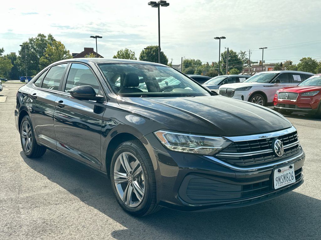 Used 2024 Volkswagen Jetta SE FWD image 2