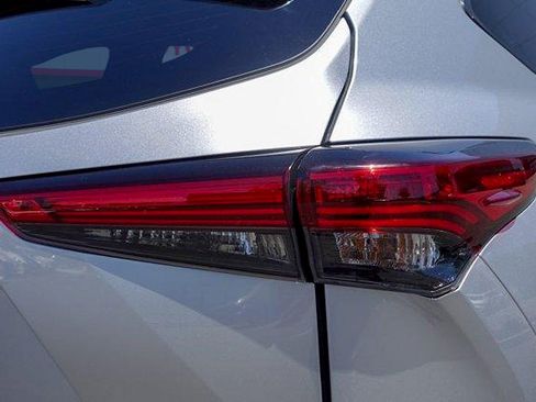 Used 2023 Toyota Highlander XSE AWD/4WD image 5