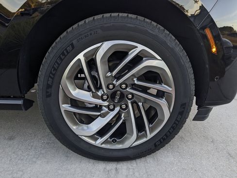 Certified 2025 Lincoln Navigator Reserve image 13